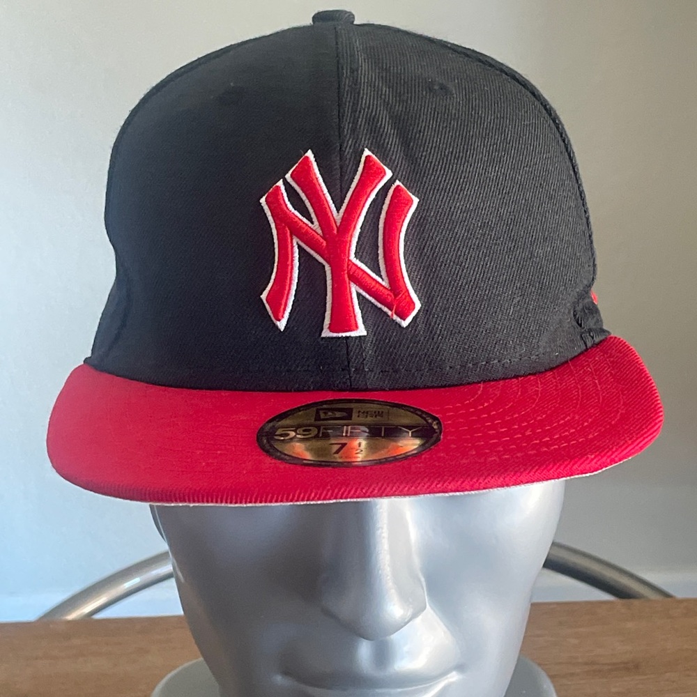 New Era Black and Red New York Yankees fitted hat. Size 7 1/2